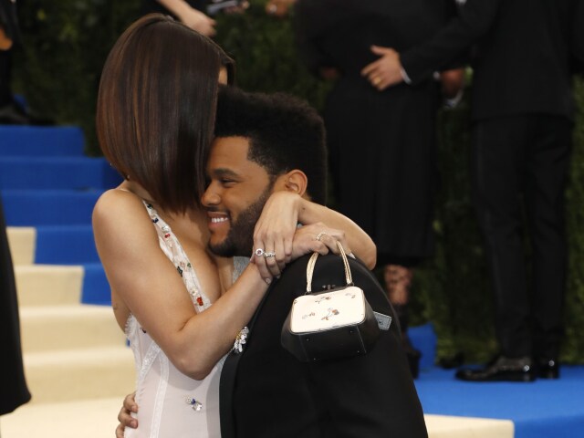 Spevák The Weeknd objíma svoju partnerku Selenu Gomezovú.