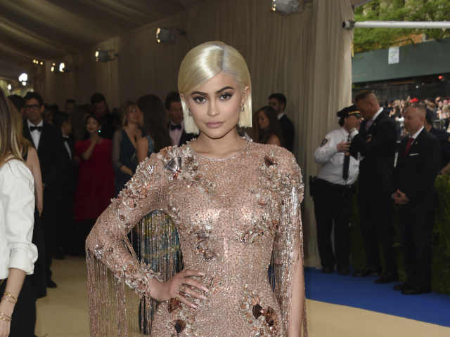 Televízna osobnosť Kylie Jenner v kreácii Atelier Versace. 