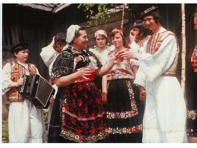 stavanie mája, máj, ľudové tradície, kroje, folklór