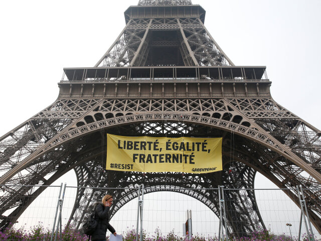 eiffelovka, eiffelova veža, francúzske prezidentské voľby, marine le penová, greenpeace,