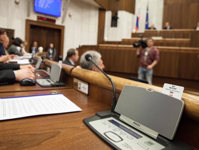 parlament, prazdna stolicka matovic