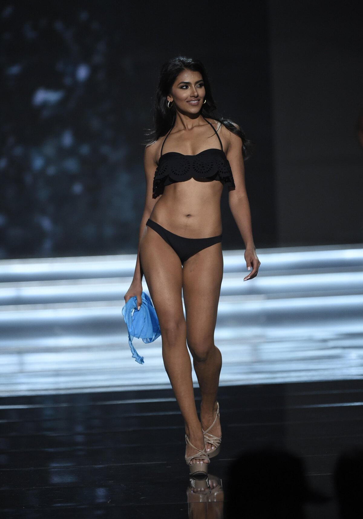 Miss New Jersey Chhavi Verg počas promenády v plavkách. 