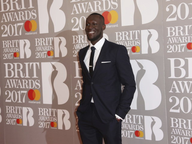 Hudobník Stormzy na vyhlásení cien Brit Awards 2017.