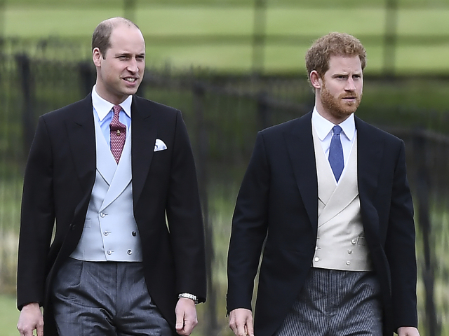 Britskí princovia William (vľavo) a Harry nemohli na obrade chýbať. 