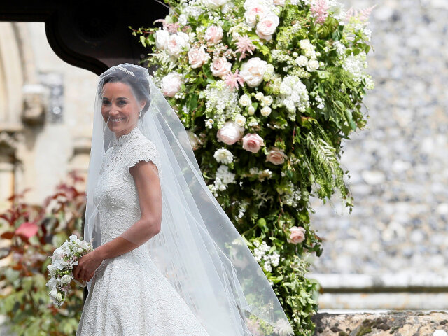 Pippa Middleton v svadobnej róbe od dizajnéra Gilesa Deacona. 