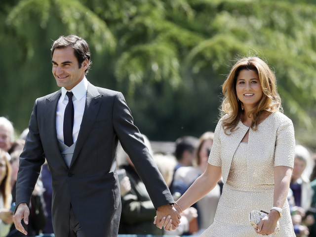 Tenista Roger Federer a jeho manželka Mirka prichádzajú na svadbu Pippy Middletonovej a Jamesa Matthewsa.