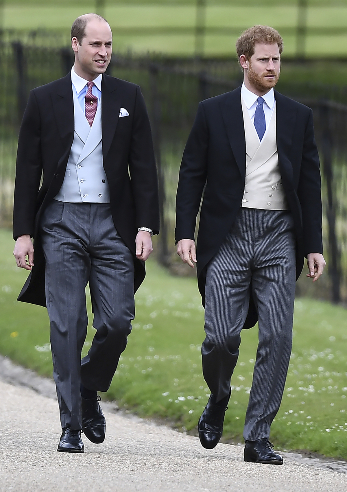 Britskí princovia William (vľavo) a Harry nemohli na obrade chýbať. 