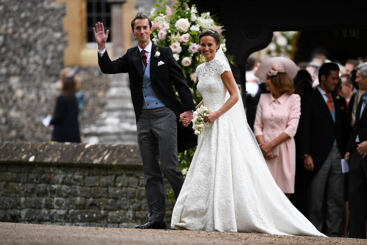 Pippa Middleton ajej manžel James Matthews čerstvo po obrade v kostole.