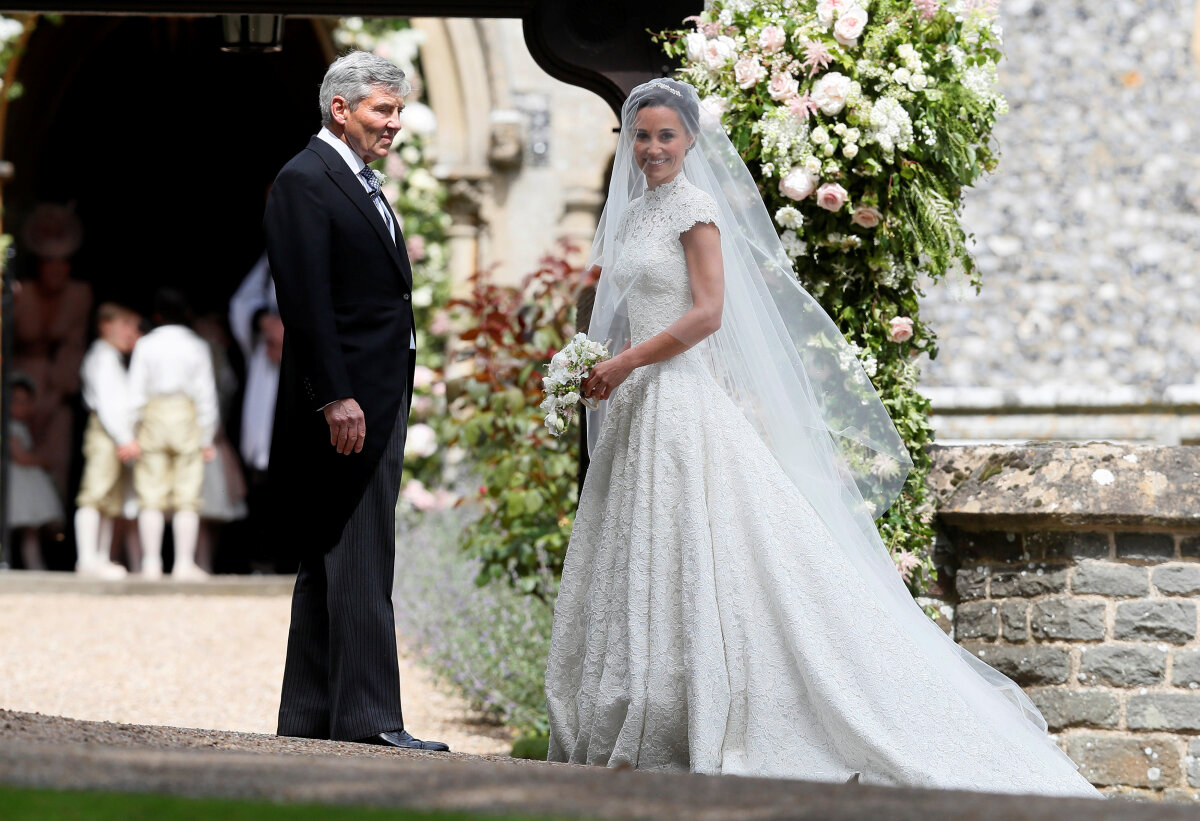 Pippa Middleton (v sprievode svojho otca Michaela) bola krásna nevesta. 