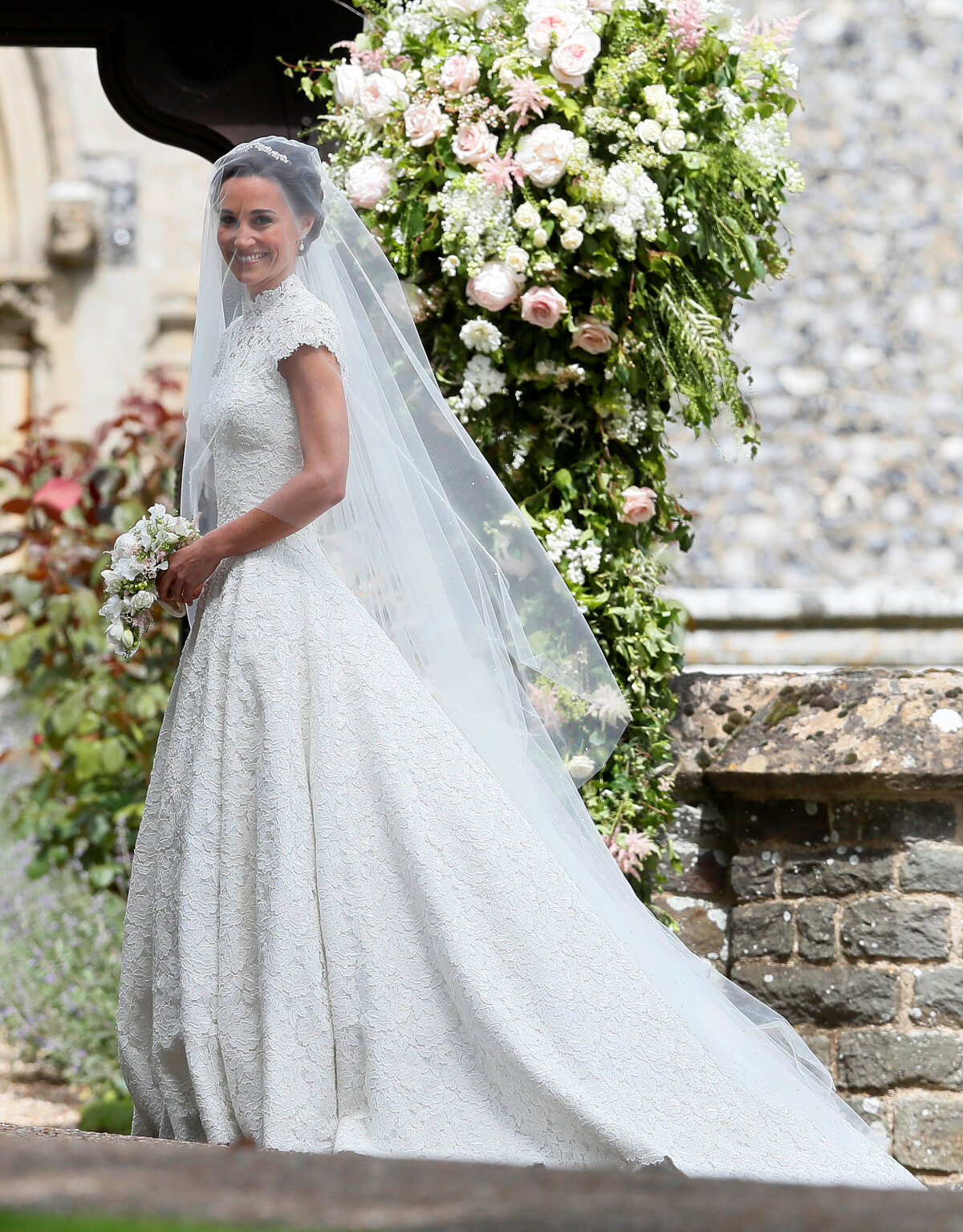 Pippa Middleton v svadobnej róbe od dizajnéra Gilesa Deacona. 