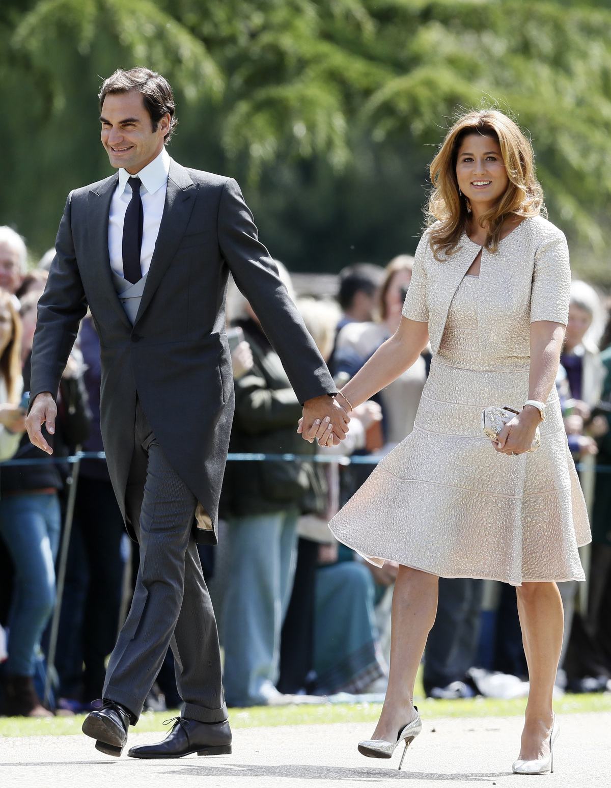 Tenista Roger Federer a jeho manželka Mirka prichádzajú na svadbu Pippy Middletonovej a Jamesa Matthewsa.