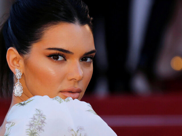 Topmodelka Kendall Jenner vyzerala na červenom koberci úchvatne. 