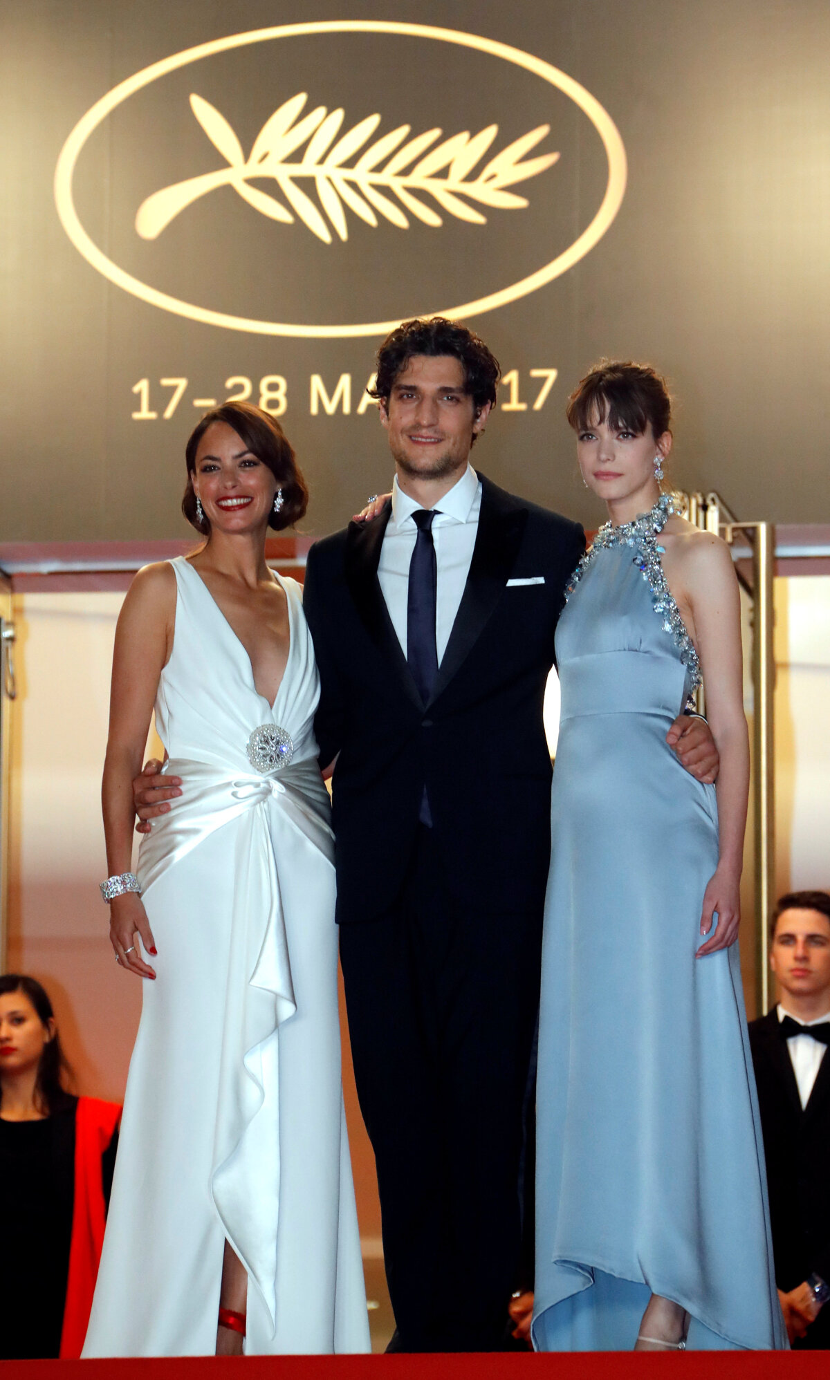 Herec Louis Garrel pózuje s kolegyňami Stacy Martin (vpravo) a Berenice Bejo na premiére filmu Redoutable. 