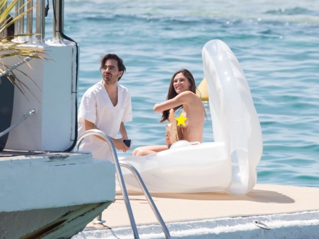 Modelka Bianca Balti počas fotenia v Cannes.
