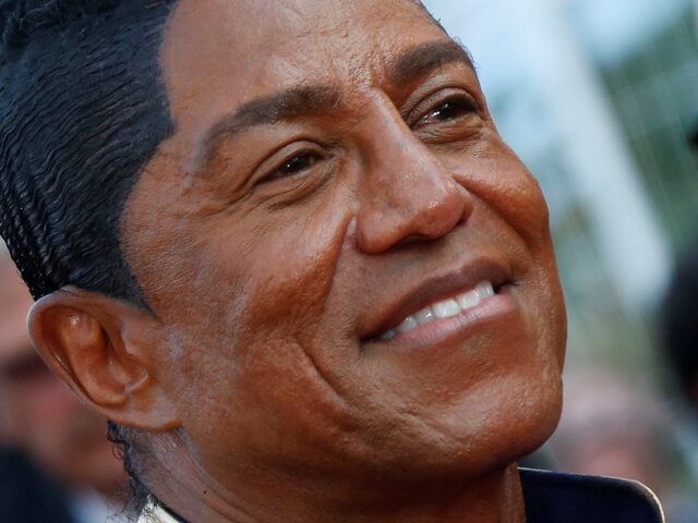Spevák Jermaine Jackson vyzerá ako z vosku. 