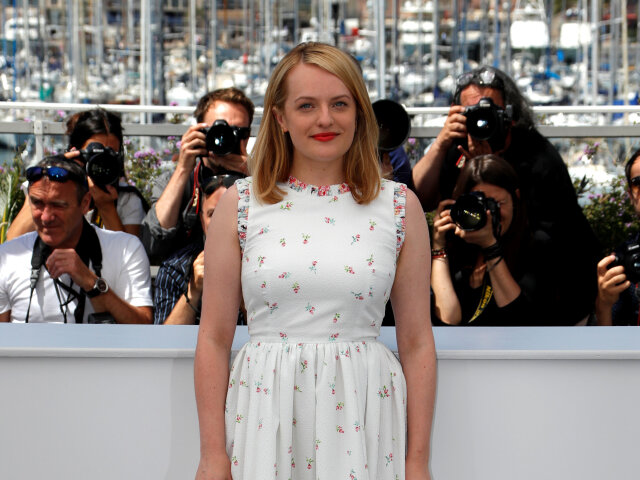 Herečka Elisabeth Moss pózuje na filmovom festivale v Cannes.