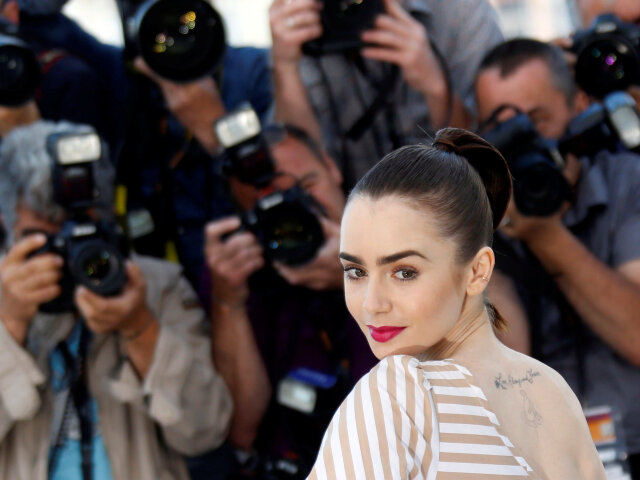 Herečka Lily Collins pózuje na prezentácii filmu Okja v Cannes.