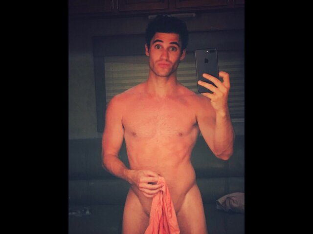 Herec Darren Criss na zábere z Twittera. 