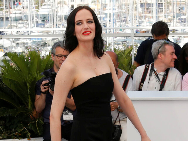 Herečka Eva Green v čiernom nohavicovom overale bez ramienok. 