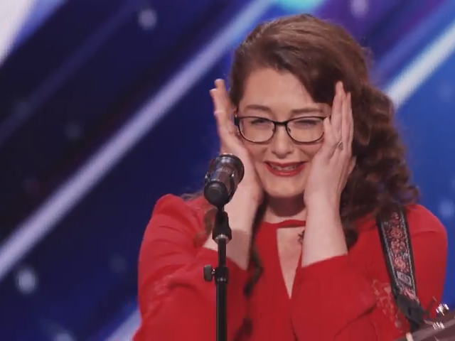 Speváčka Mandy Harvey počas vystúpenia v šou Amerika má talent. 