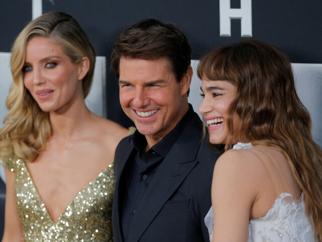 Tom Cruise pózuje s kolegyňami Annabelle Wallis (vľavo) a Sofiou Boutella