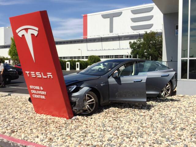 Tesla - náraz