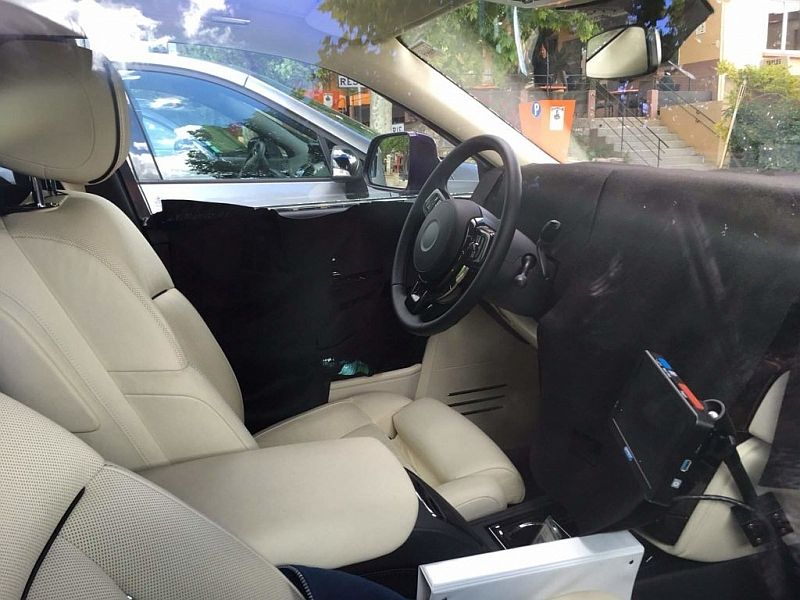 Stredová konzola dostane väčší sklon. Na rozdiel od BMW bude automatická prevodovka ovládaná zo stĺpiku riadenia.