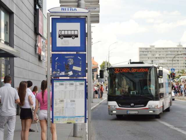 Nitra, MHD, zastávka, autobus, ľudia