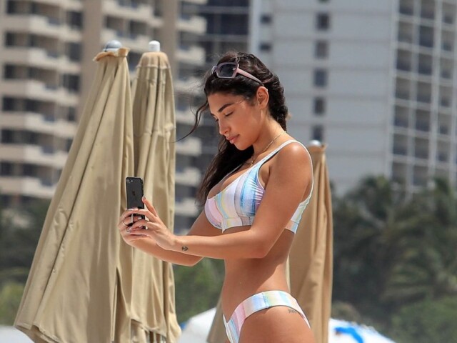 Modelka a dídžejka Chantel Jeffries si robí selfie na pláži na Floride. 