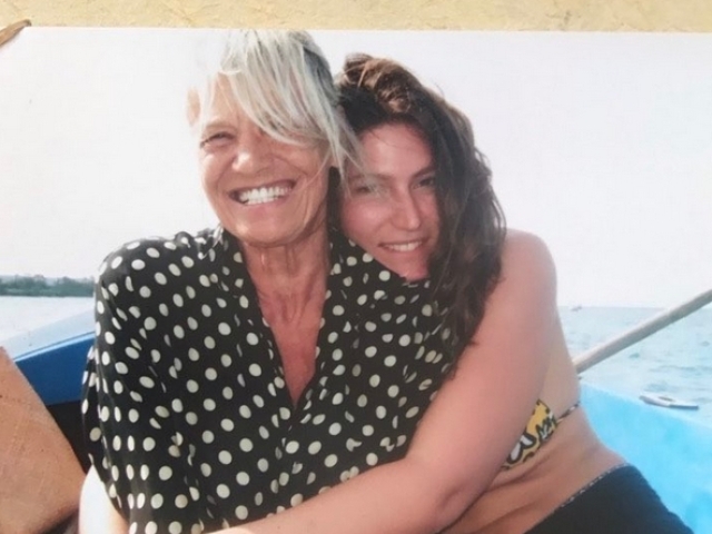 Stella Schnabel na zábere s Anitou Pallenberg (vľavo). 