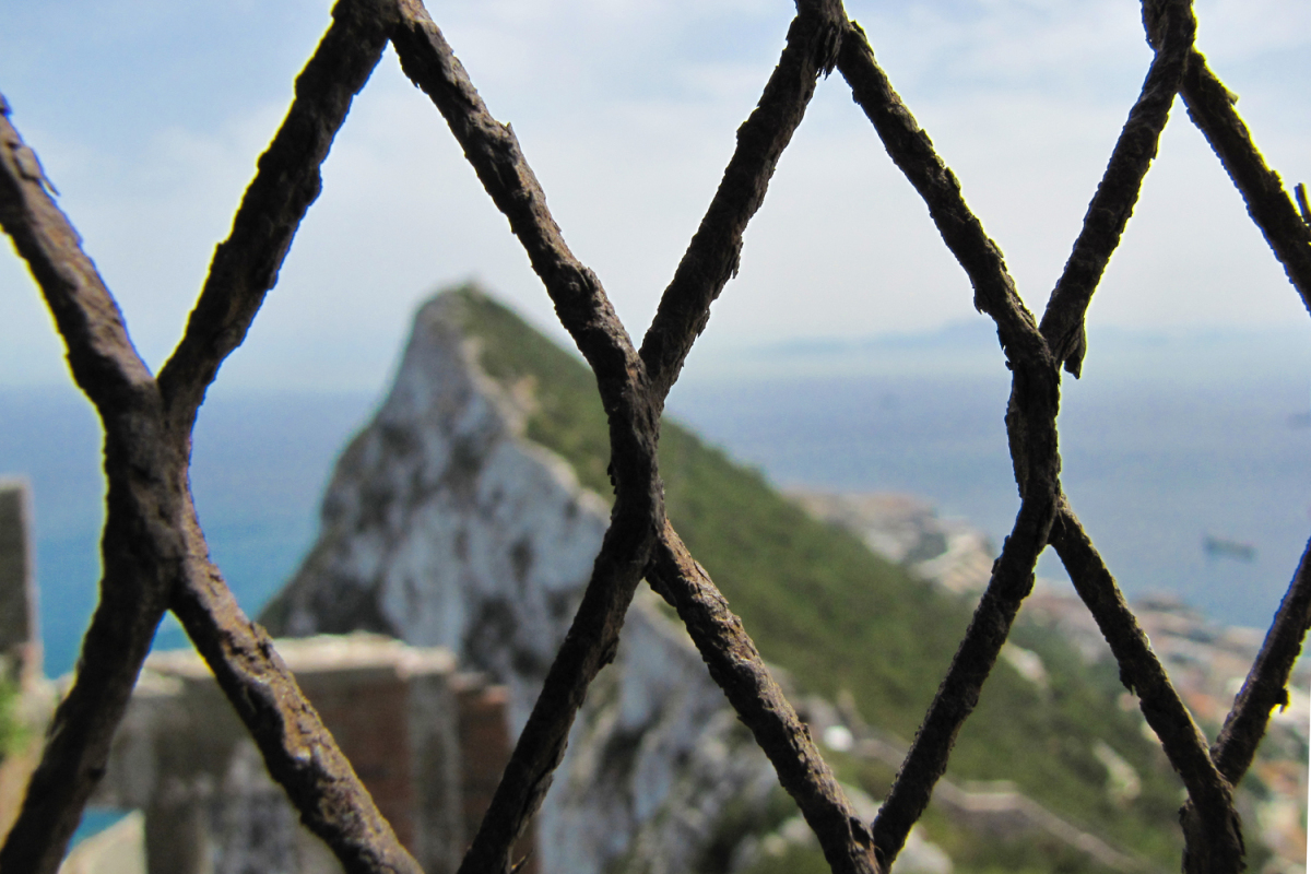 Gibraltár, opičí vrch, plot, pletivo, skala