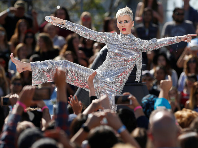 Speváčka Katy Perry na zábere z krátkeho turné k novému albumu.