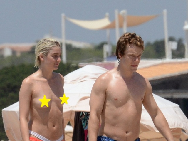 Herec Alfie Allen na pláži ostrova Formentera s priateľkou Allie Teilz.