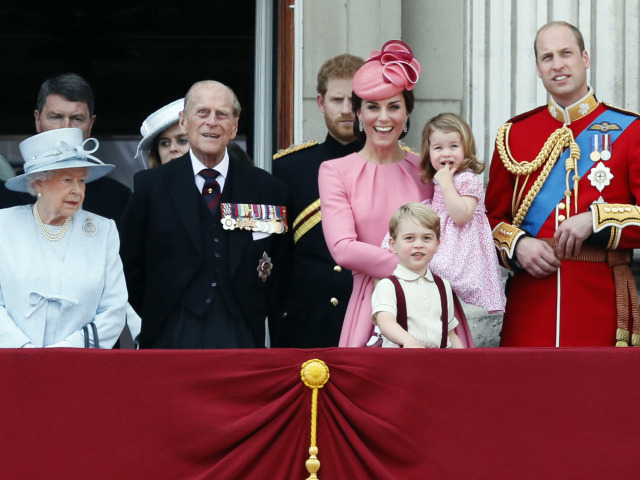 Britský princ William, jeho manželka - vojvodkyňa Catherine a ich deti - princ George a princezná Charlotte na balkóne Buckinghamského paláca.