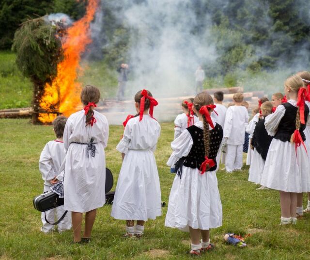 svätojánska noc, tanec, ľudové tradície, kroje, oheň, vatra