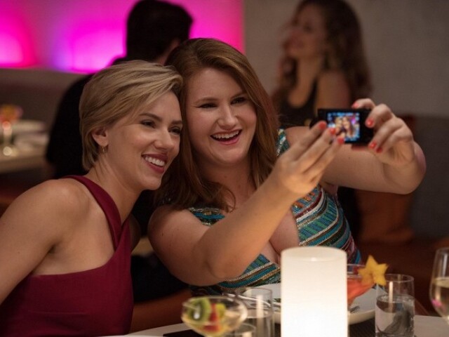 Scarlett Johansson a  Jillian Bell