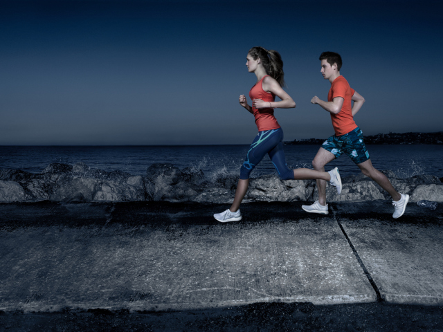 Dokáže kompresívny odev zlepšiť výkon? Ilustračná fotografia z bežeckej kampane Adidas. 