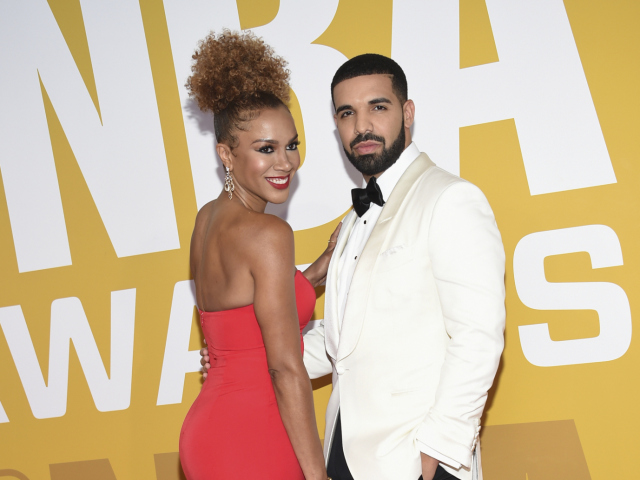Raper Drake a športová reportérka a komentátorka Rosalyn Gold-Onwude.