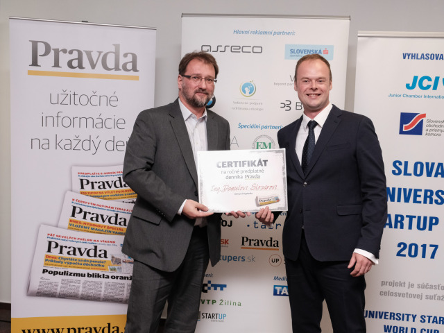 Martin Ginič, šéf marketingu denníka Pravda odovzdáva certifikát na predplatné denníka Pravda na jeden rok absolútnemu víťazovi Slovak University Startup Cup 2017 Danielovi Šlosárovi.