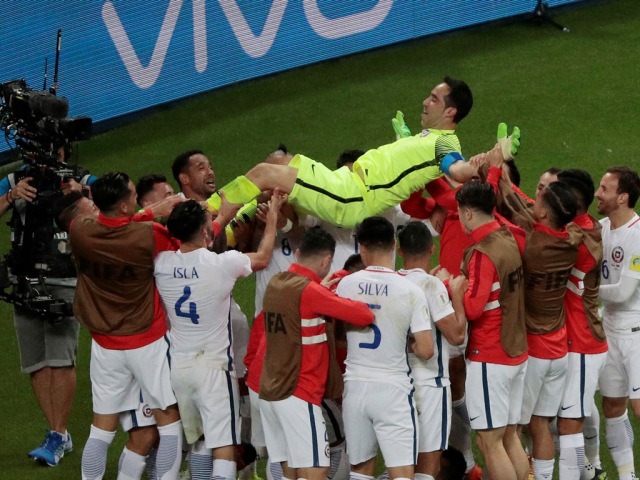 Claudio Bravo, futbalisti Čile