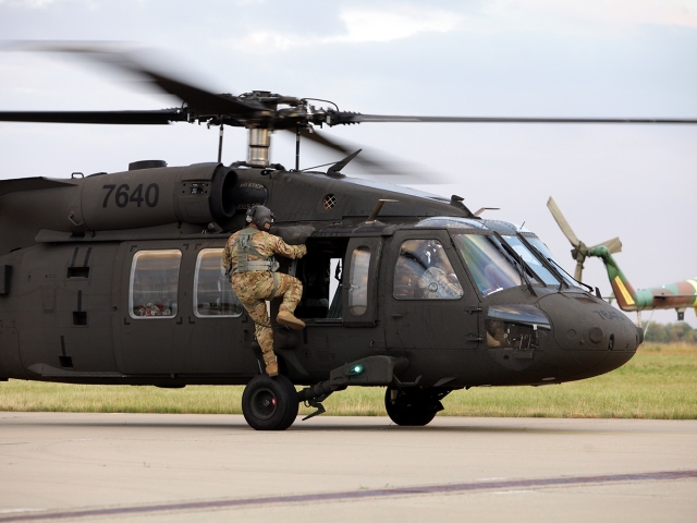 vrtuľník, black hawk, armáda, vojaci