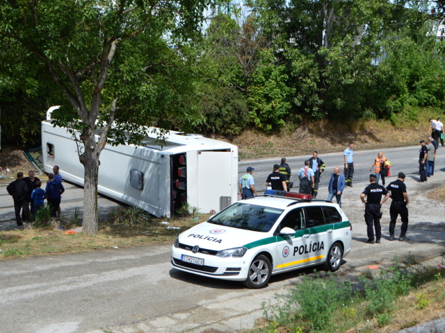 bučany, nehoda autobusu, autobus, prevrátený autobus,