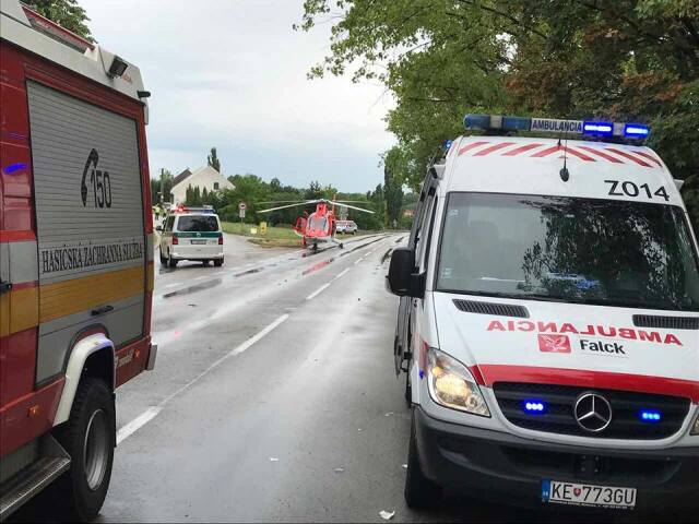 dopravná nehoda, nehoda, polícia, hasiči, sanitka,