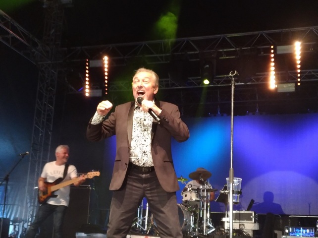 Karel Gott, energický a usmievavý.