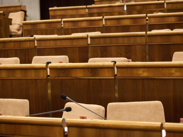 parlament, prázdny parlament, parlamentné prázdniny,