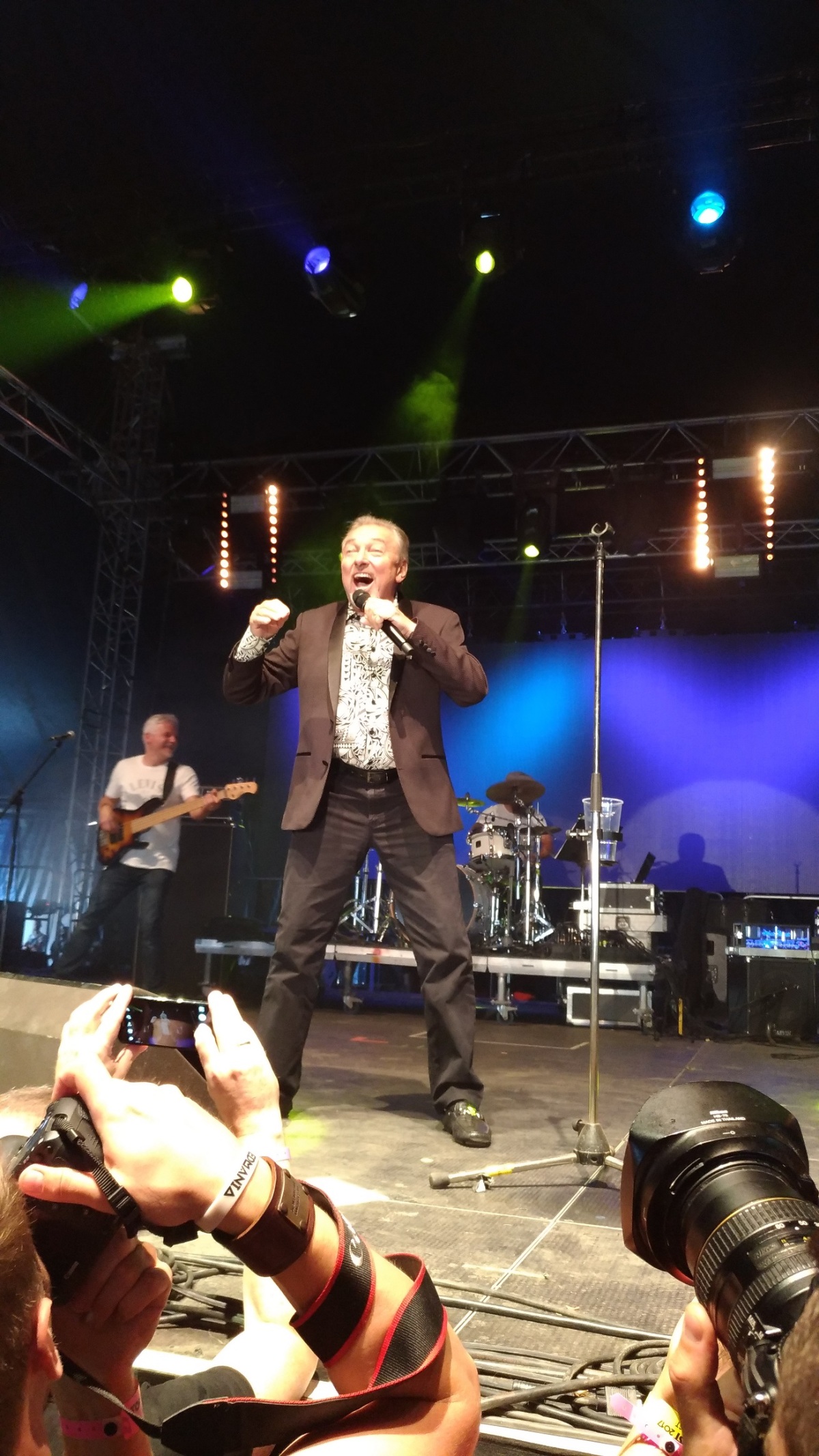 Karel Gott, energický a usmievavý.