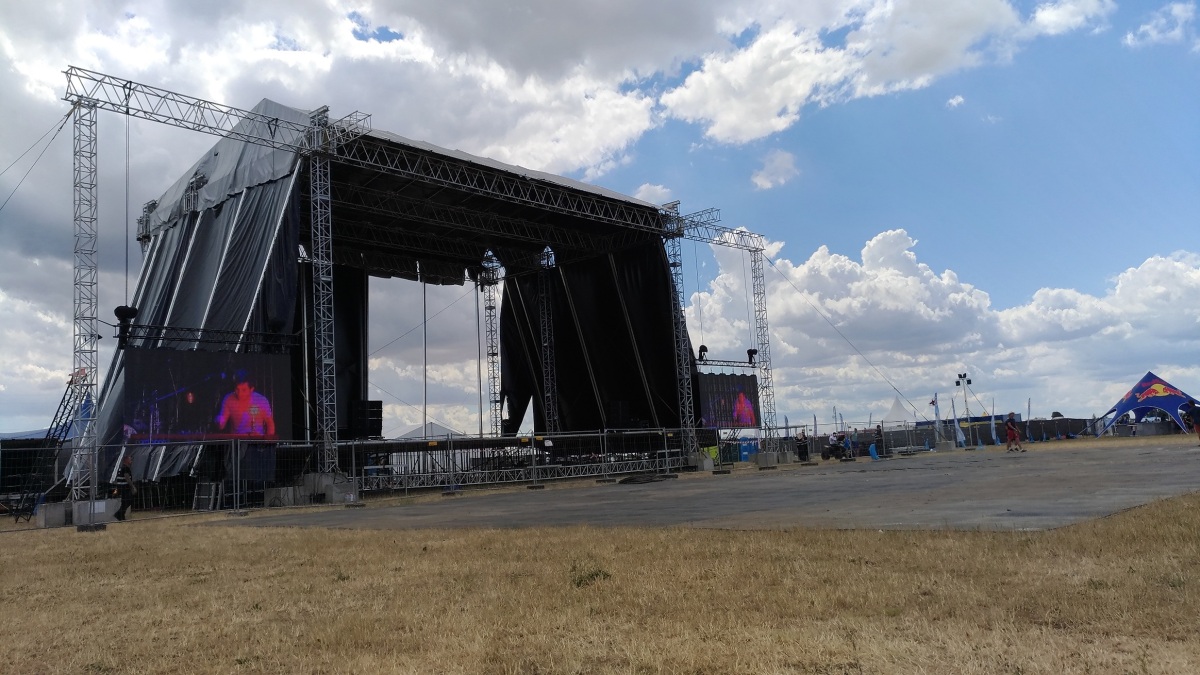 Na Čiernom pódiu mali byť najväčšie hviezdy. Black stage sa napokon pre poškodenú konštrukciu nevyužil. Topfest