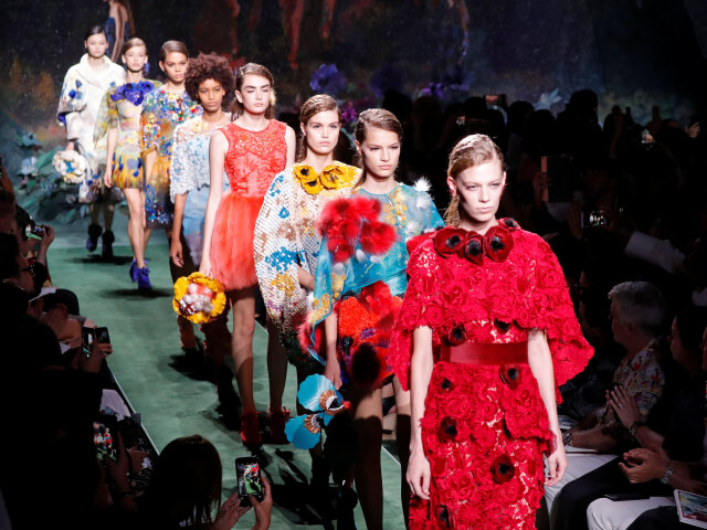 Modelka v kreácii Fendi Haute Couture Jeseň-Zima 2017/2018.