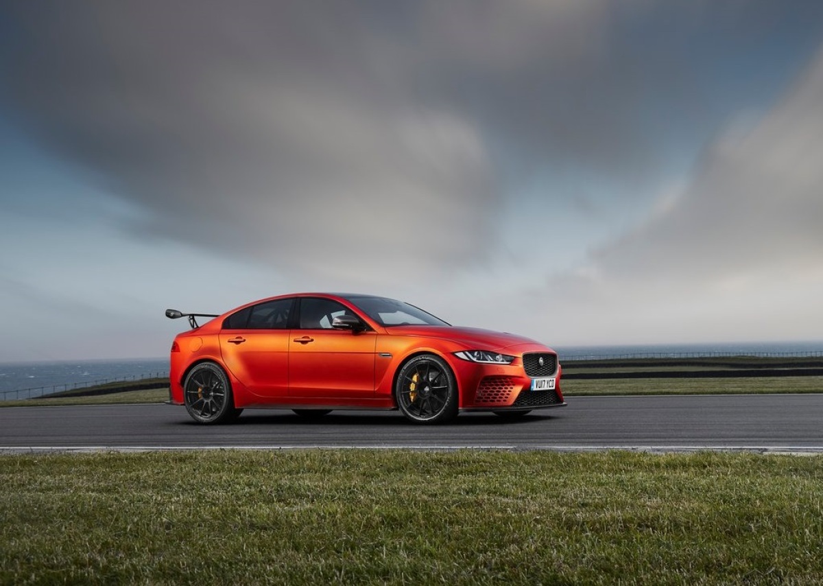 Jaguar-XE SV Project 8-2018-1024-01