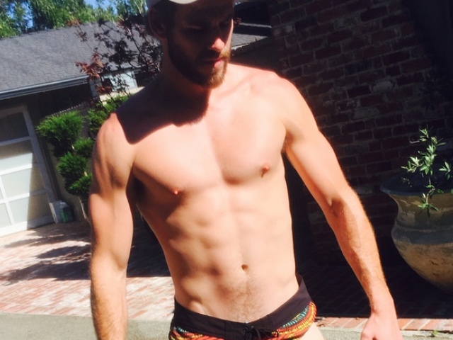Herec Liam Hemsworth na zábere z Instagramu. 
